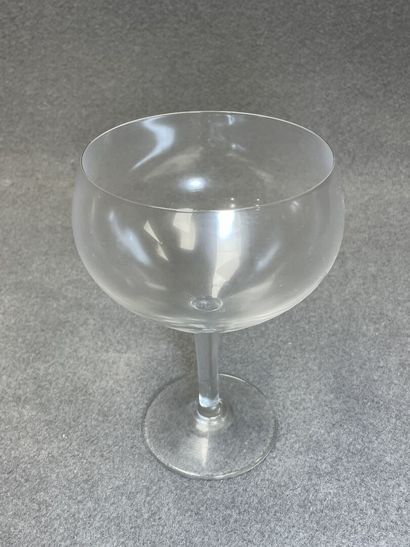 Neuf verres à dégustation. 
H. :18 cm.