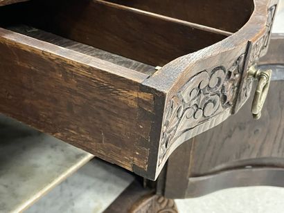 Chevet en bois sculpté dessus marbre. 
88...