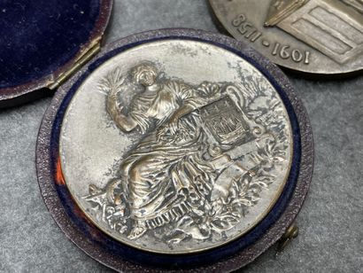 Onze médailles en bronze. 
D. : de 3 à 7...
