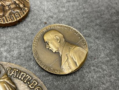 Onze médailles en bronze. 
D. : de 3 à 7...