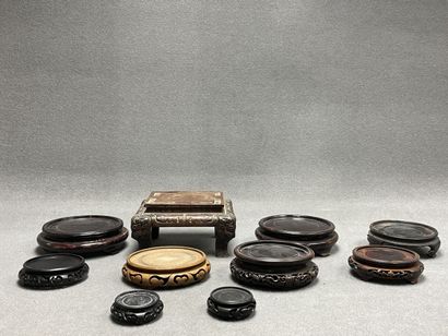 Lot de socles asiatique en bois. 
H. : de...