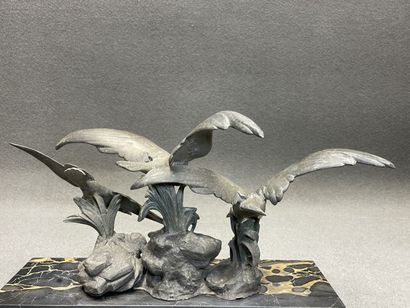 Mouettes en régule patiné sur socle marbre.
27...
