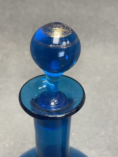 Pichet et carafe en verre bleu émaillé. 
H....