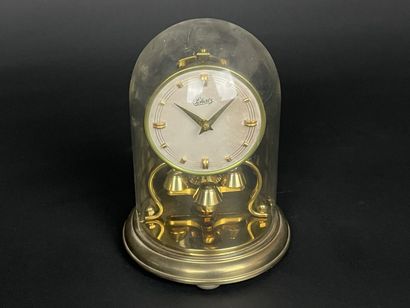 Schatz. 
Pendulette sous globe plastique....