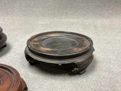 Lot de socles asiatique en bois. 
H. : de...
