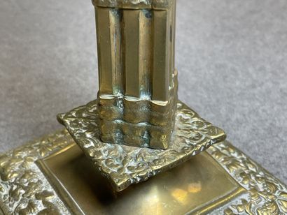 Paire de bougeoirs à la financière en bronze....