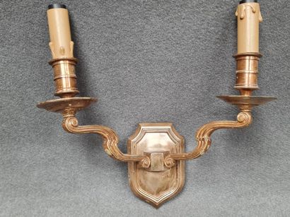Deux paires d'appliques en bronze à 2 lumières...