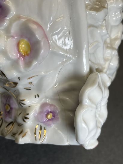 Femmes au chariot de fleurs. 
Deux statuettes...