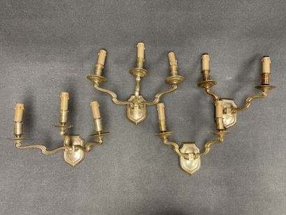 Deux paires d'appliques en bronze à 2 lumières...