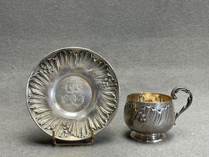 Tasse et soucoupe en argent à décor de rocaille.
Maitre...