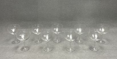 Neuf verres à dégustation. 
H. :18 cm.