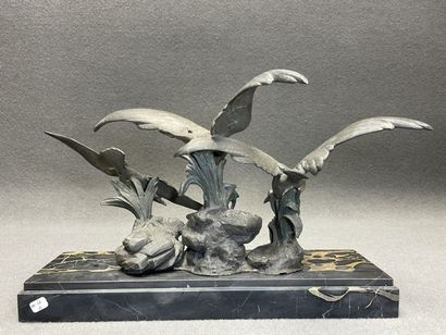 Mouettes en régule patiné sur socle marbre.
27...