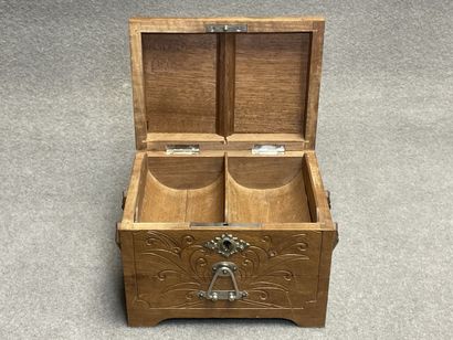 Petit coffret à compartiments en bois sculpté,...