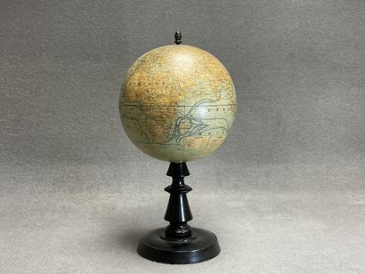 Globe terrestre en carton par Forrest, pietement...