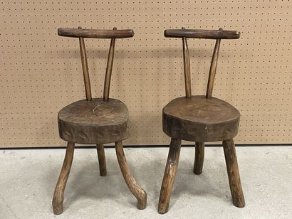 Paire de chaises tripodes en bois brut. 
H....
