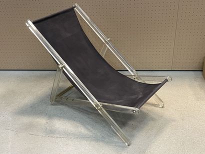 Chaise longue en plexiglass. 
De 100 x 95...