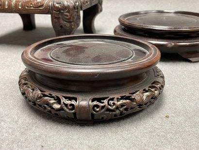 Lot de socles asiatique en bois. 
H. : de...
