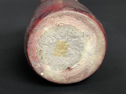 Vase en grès rouge. 
H. :15 cm. 
Petit f...