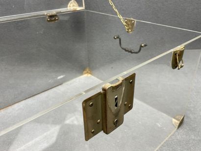 Coffre en plexiglass. 
35 x 65 x 45 cm.