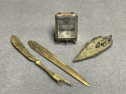 lot comprenant deux coupe-papiers en bronze,...