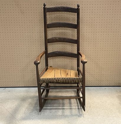 Fauteuil à bascule en bois sculpté d'une...