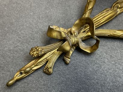 Paire d'appliques en bronze doré à deux lumières....