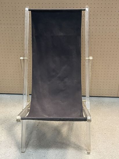 Chaise longue en plexiglass. 
De 100 x 95...