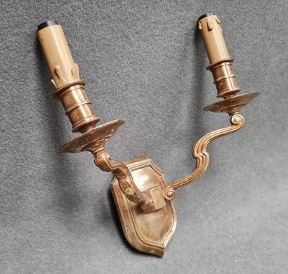 Deux paires d'appliques en bronze à 2 lumières...