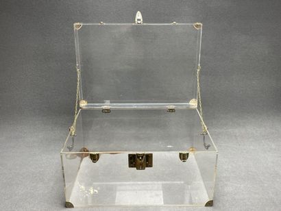 Coffre en plexiglass. 
35 x 65 x 45 cm.