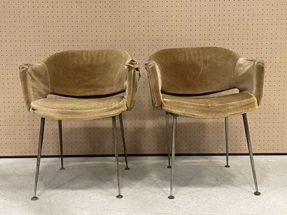 Paire de fauteuils conférence des années...