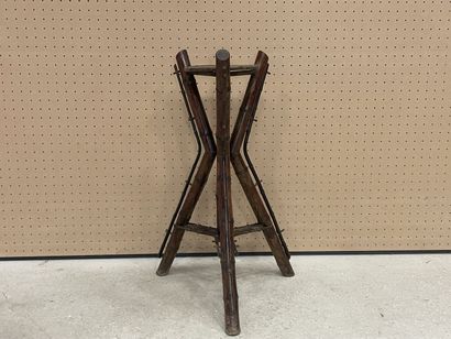 Sellette tripode en bambou. 
H. :80 cm.