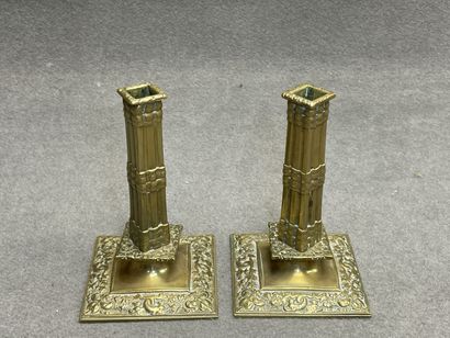 Paire de bougeoirs à la financière en bronze....