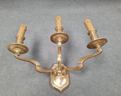 Deux paires d'appliques en bronze à 2 lumières...