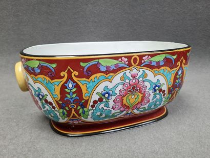 Jardinière en faience fine, à décor polychrome.
Angleterre...