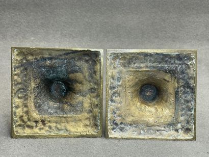 Paire de bougeoirs à la financière en bronze....