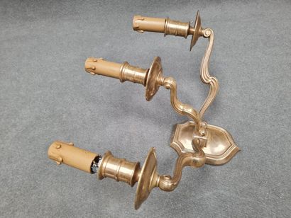 Deux paires d'appliques en bronze à 2 lumières...