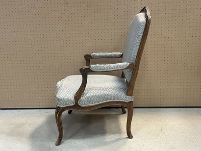 Fauteuil en bois sculpté, dossier à la Reine.
Style...