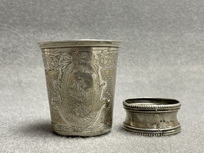 Timbale et rond de serviette en argent. 
H....