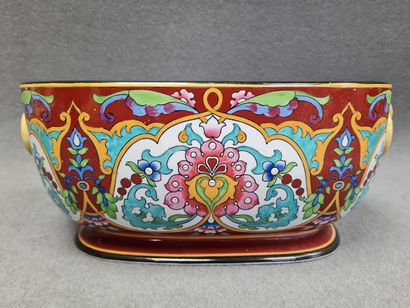 Jardinière en faience fine, à décor polychrome.
Angleterre...