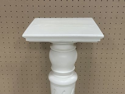 Colonne en bois laqué blanc
H: 109 cm.
Plateau...