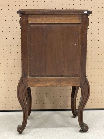 Chevet en bois sculpté dessus marbre. 
88...