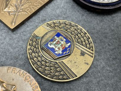 Onze médailles en bronze. 
D. : de 3 à 7...