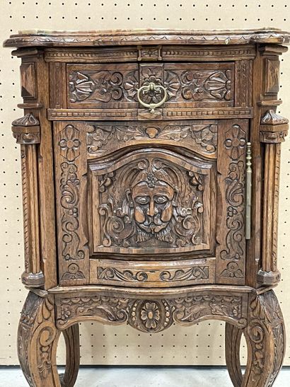 Chevet en bois sculpté dessus marbre. 
88...