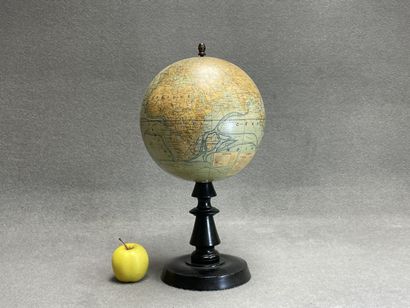 Globe terrestre en carton par Forrest, pietement...