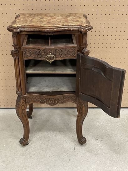 Chevet en bois sculpté dessus marbre. 
88...