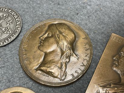 Onze médailles en bronze. 
D. : de 3 à 7...