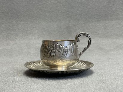 Tasse et soucoupe en argent à décor de rocaille.
Maitre...