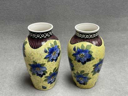 Villeroy et Boch. 
Paire de vases en faïence...