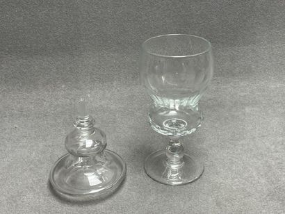 Grand drageoir en verre. 
H. :43 cm.