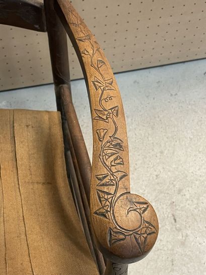 Fauteuil à bascule en bois sculpté d'une...